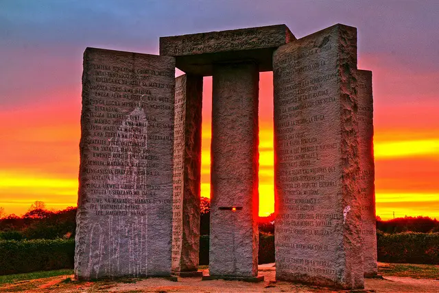 Georgia Guidestones Anıtı Nedir?Dünya Nüfusunu Azaltma Planı